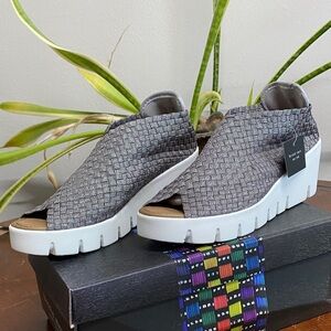 NWT Bernie Mev Sabrina Pewter Wedge Sandals, size 40